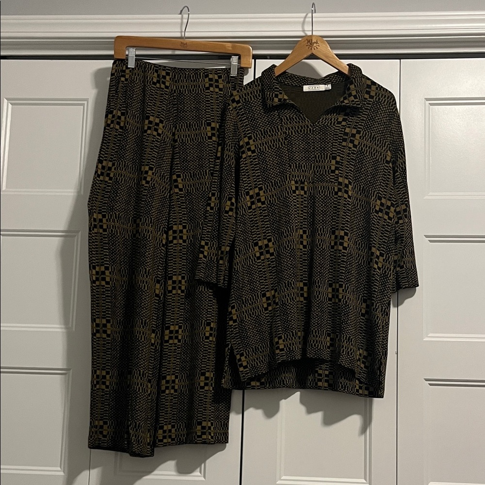 Chic Black and Gold Women's Trousers Set